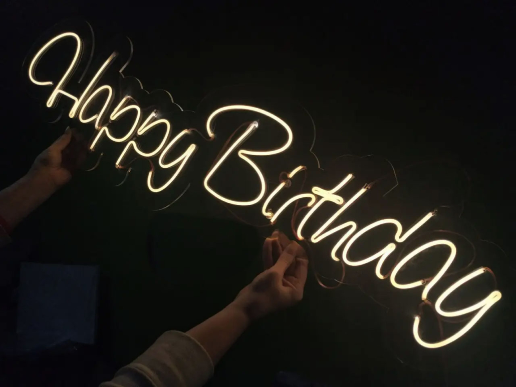 Happy Birthday. Insegna Scritta Neon Bianca e Calda. Presa USB